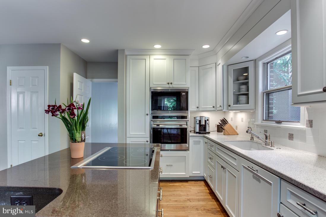 6606 Anthony Crest Square McLean, VA 22101 - Photo 19 of 36 Kitchen
