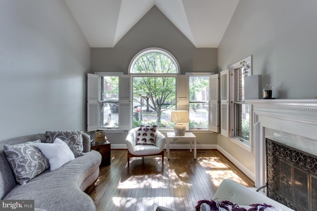 6606 Anthony Crest Square McLean, VA 22101 - Photo 3 of 36 Living Room
