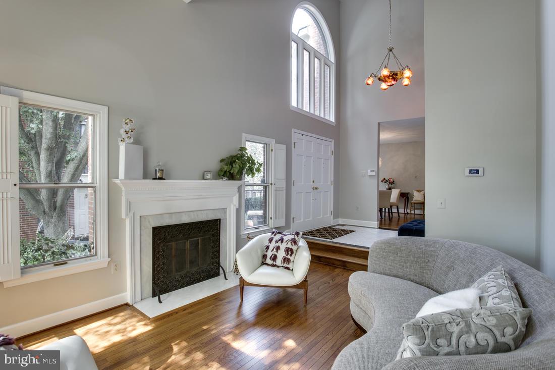 6606 Anthony Crest Square McLean, VA 22101 - Photo 4 of 36 Living Room