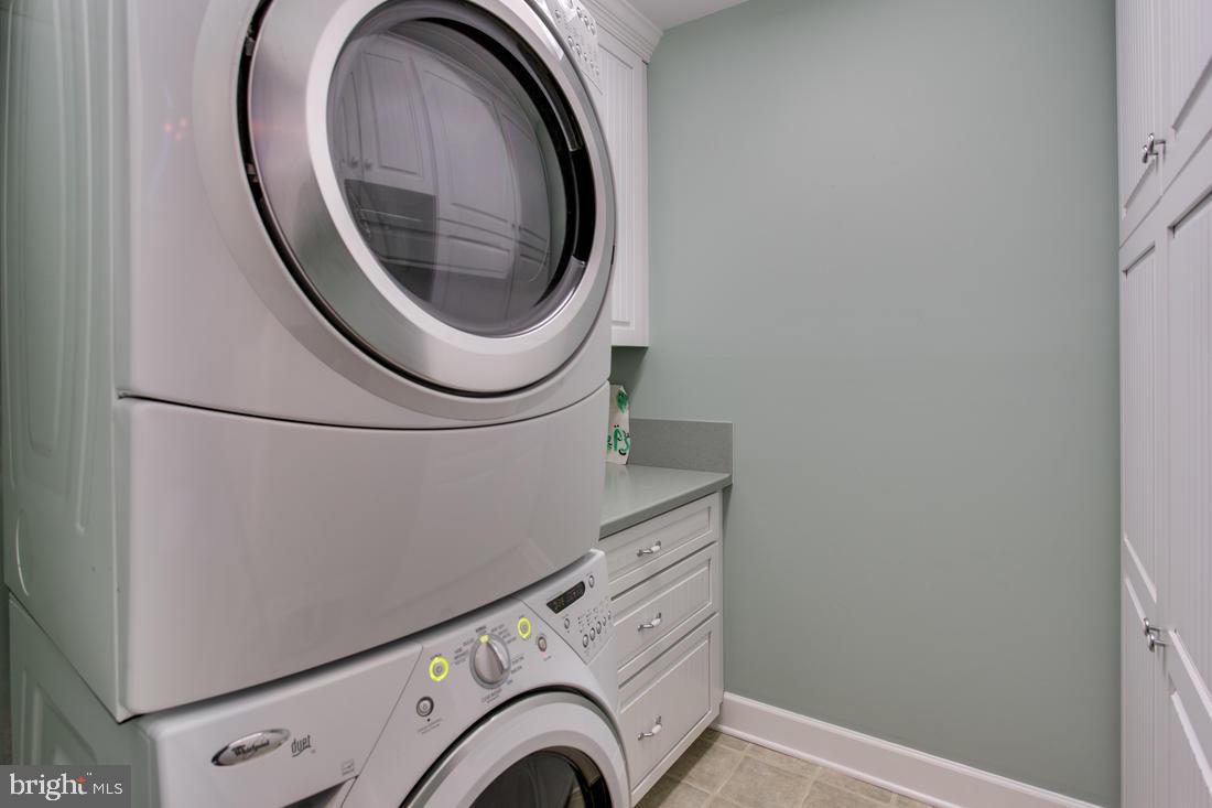 6606 Anthony Crest Square McLean, VA 22101 - Photo 8 of 36 Washer/dryer