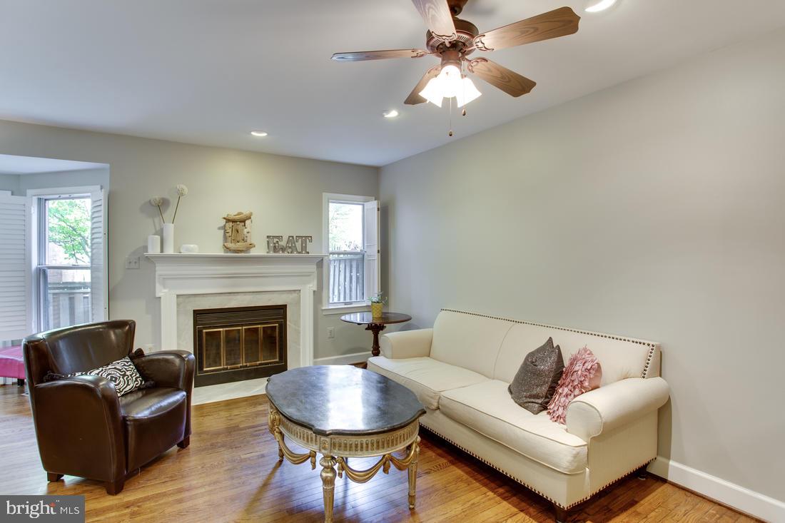 6606 Anthony Crest Square McLean, VA 22101 - Photo 9 of 36 Family Room