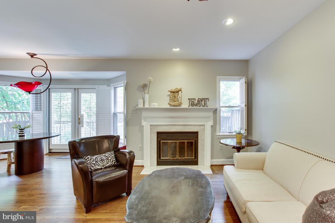 6606 Anthony Crest Square McLean, VA 22101 - Photo 10 of 36 Family Room