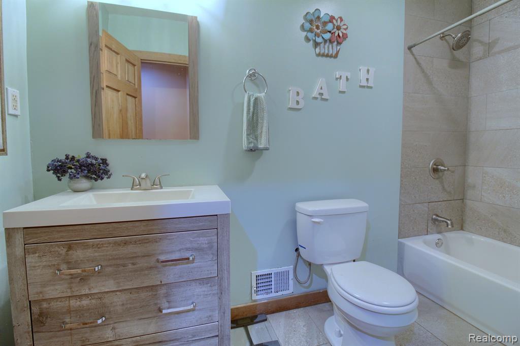 6570 Hivon Road Carleton, MI 48117 - Photo 28 of 36