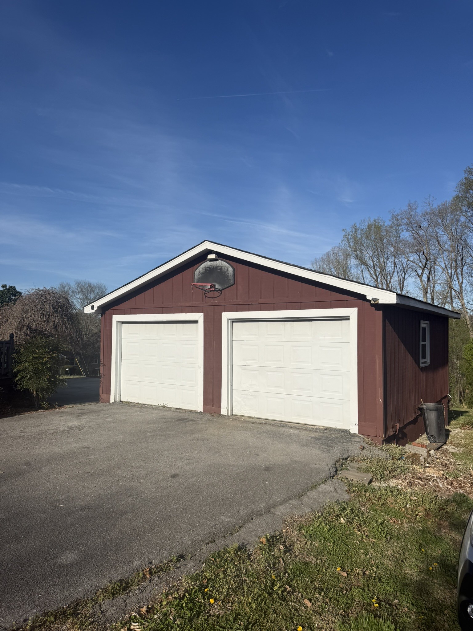 353 Golf Club Road McMinnville, TN 37110 - Photo 3 of 28 a front view of house with yard and garage
