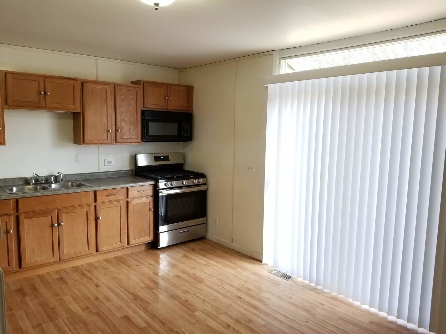 627 Belmont Drive Romeoville, IL 60446 - Photo 3 of 14