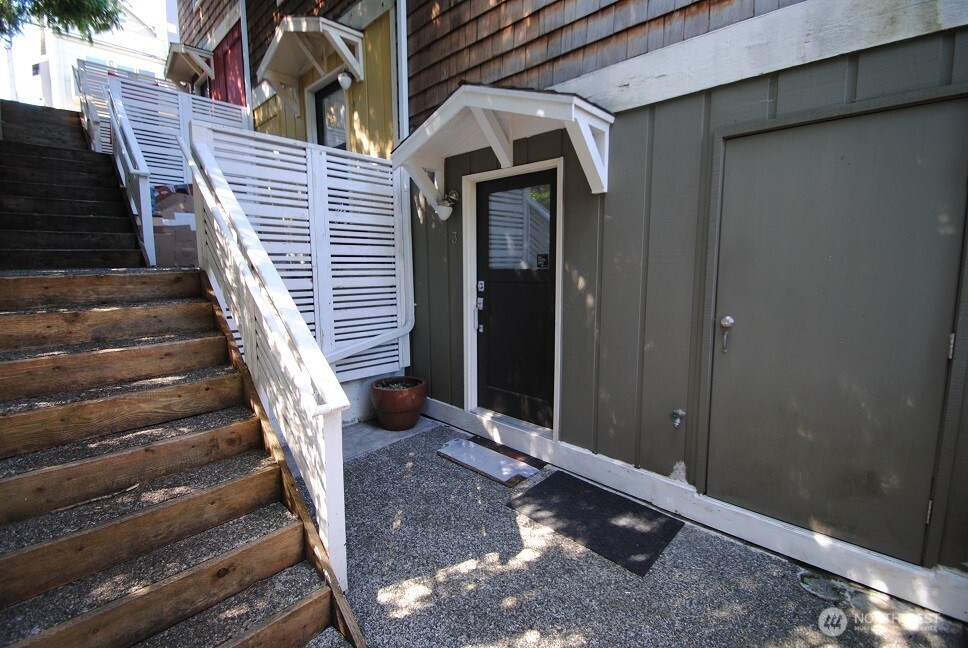 39 Etruria Street, Unit 3 Seattle, WA 98109 - Photo 2 of 7