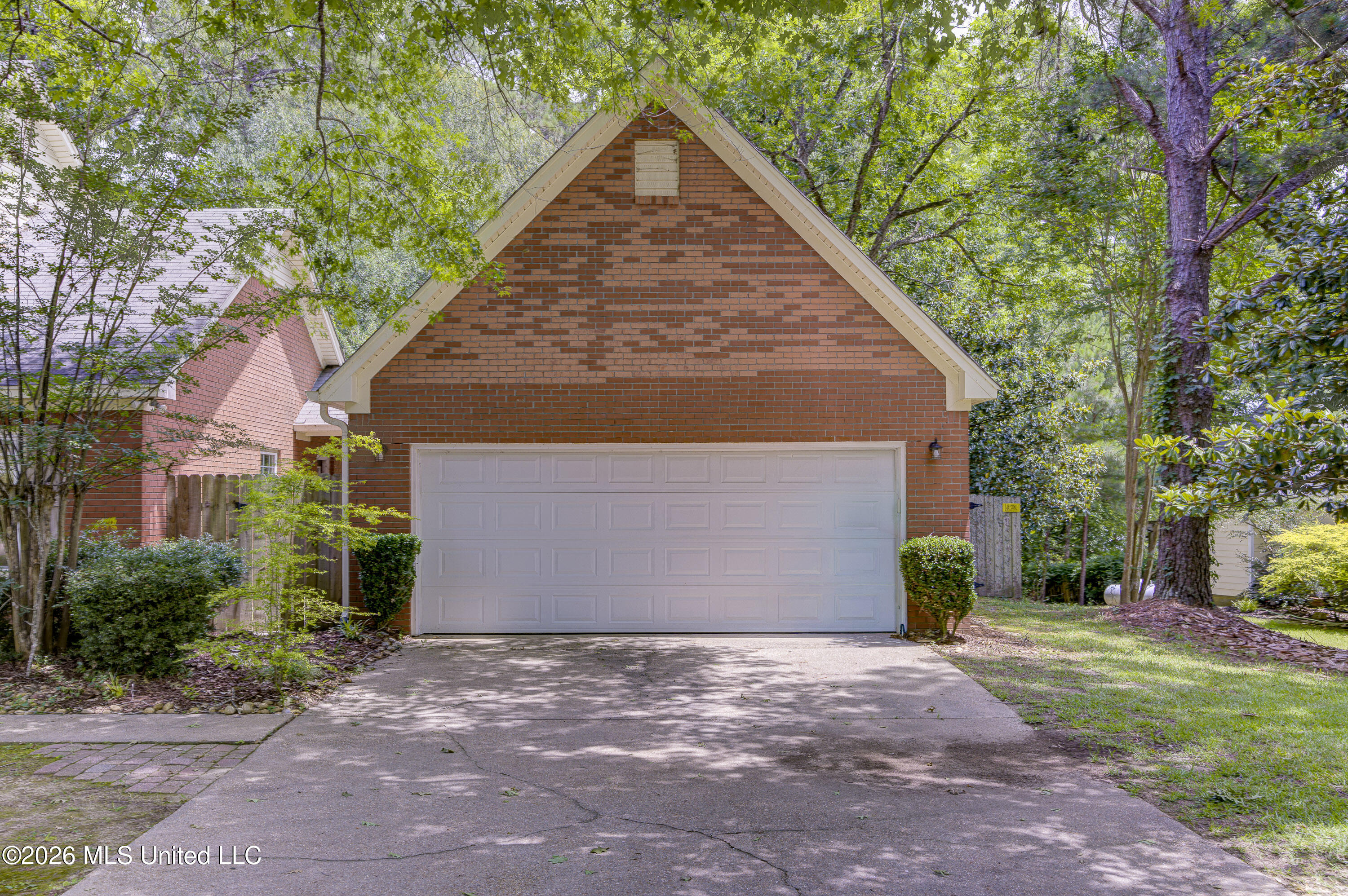 6003 Queens Point Vicksburg, MS 39180 - Photo 4 of 47 Semi-Detached Garage View