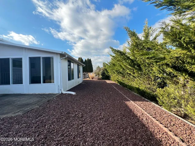 a view of a yard with an tree