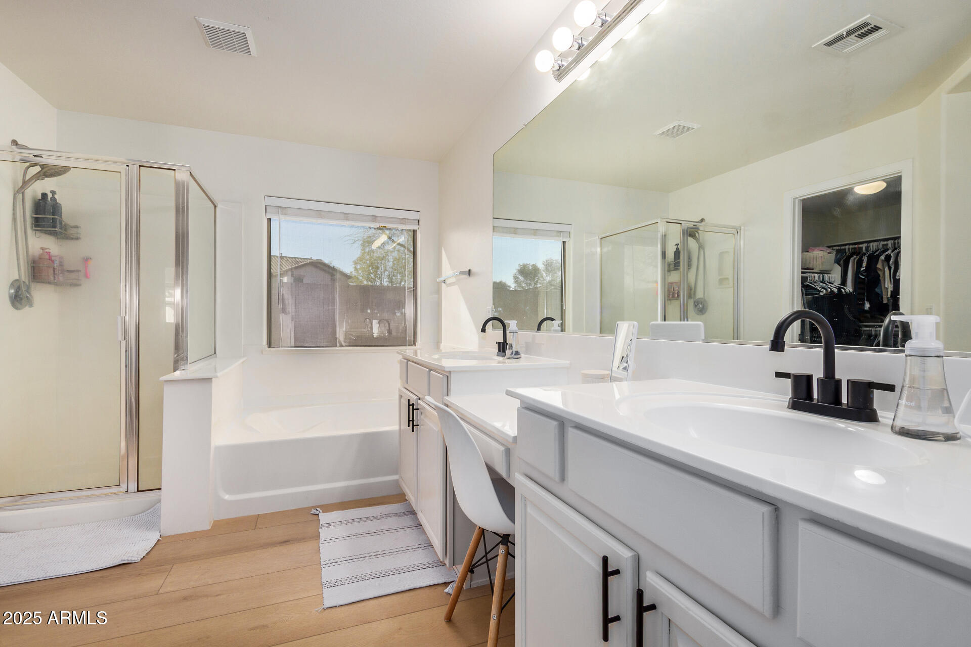 3433 East Hopkins Road Gilbert, AZ 85295 - Photo 25 of 38 a spacious bathroom with a tub a sink and mirror