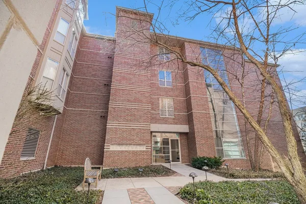 $1,575 | 57 East Hattendorf Avenue, Unit 304, Roselle, IL 60172