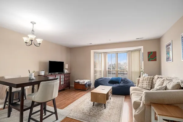 $1,575 | 57 East Hattendorf Avenue, Unit 304, Roselle, IL 60172