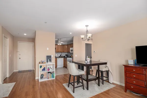 $1,575 | 57 East Hattendorf Avenue, Unit 304, Roselle, IL 60172