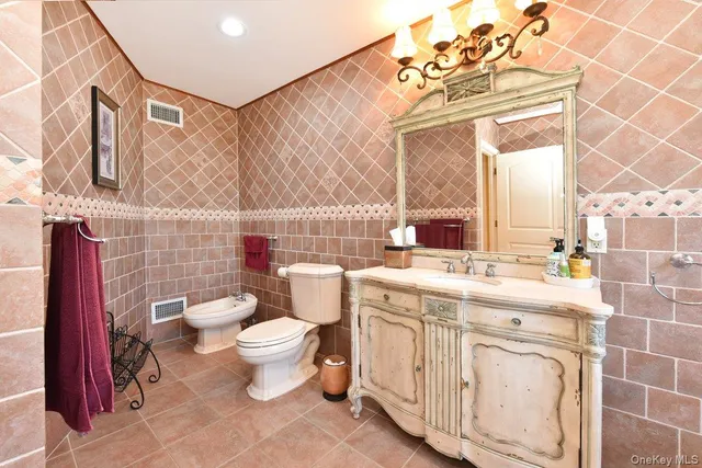 $850,000 | 385 Oceanside Parkway, Oceanside, NY 11572