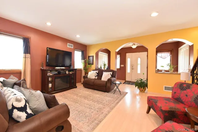 $850,000 | 385 Oceanside Parkway, Oceanside, NY 11572