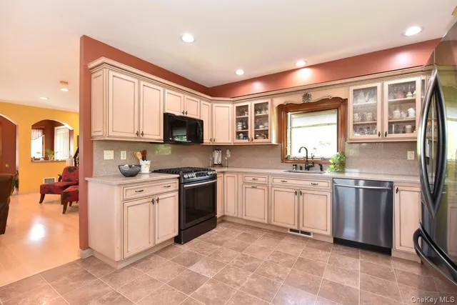 $850,000 | 385 Oceanside Parkway, Oceanside, NY 11572