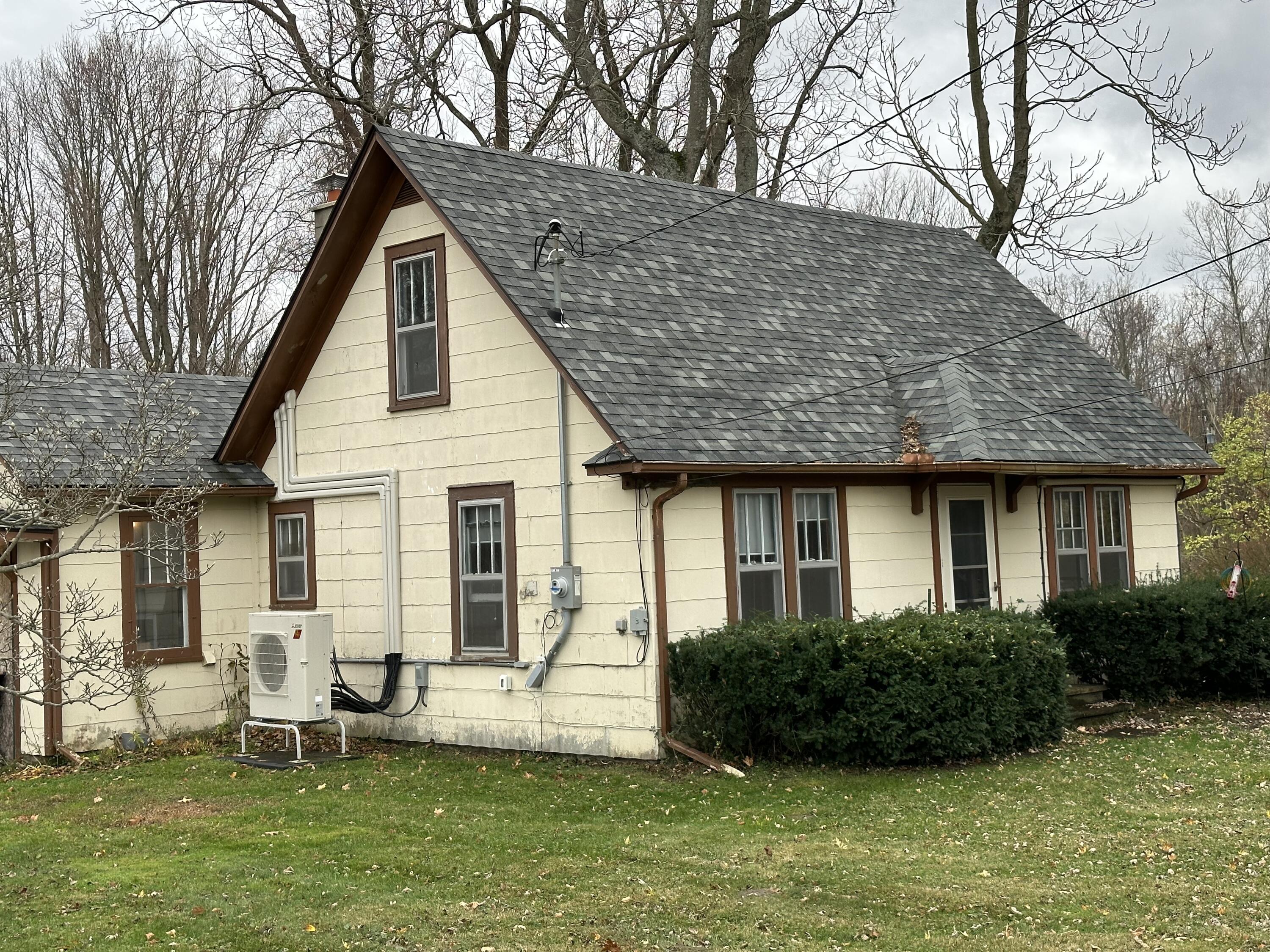2512 Coloma Road Benton Harbor, MI 49022 - Photo 2 of 29 IMG_2934