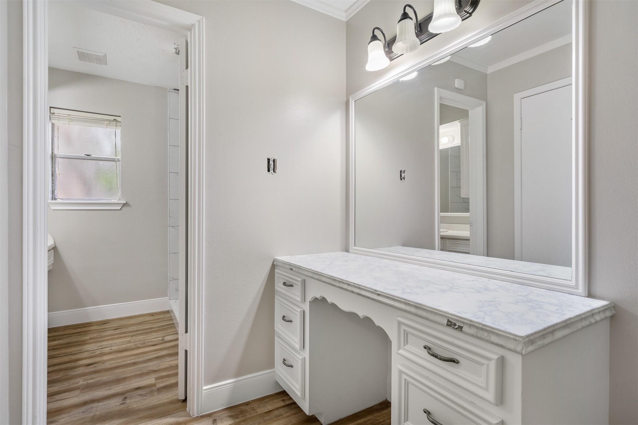 25519 Many Oak Drive Spring, TX 77380 - Photo 18 of 33 a bathroom with a sink and a mirror