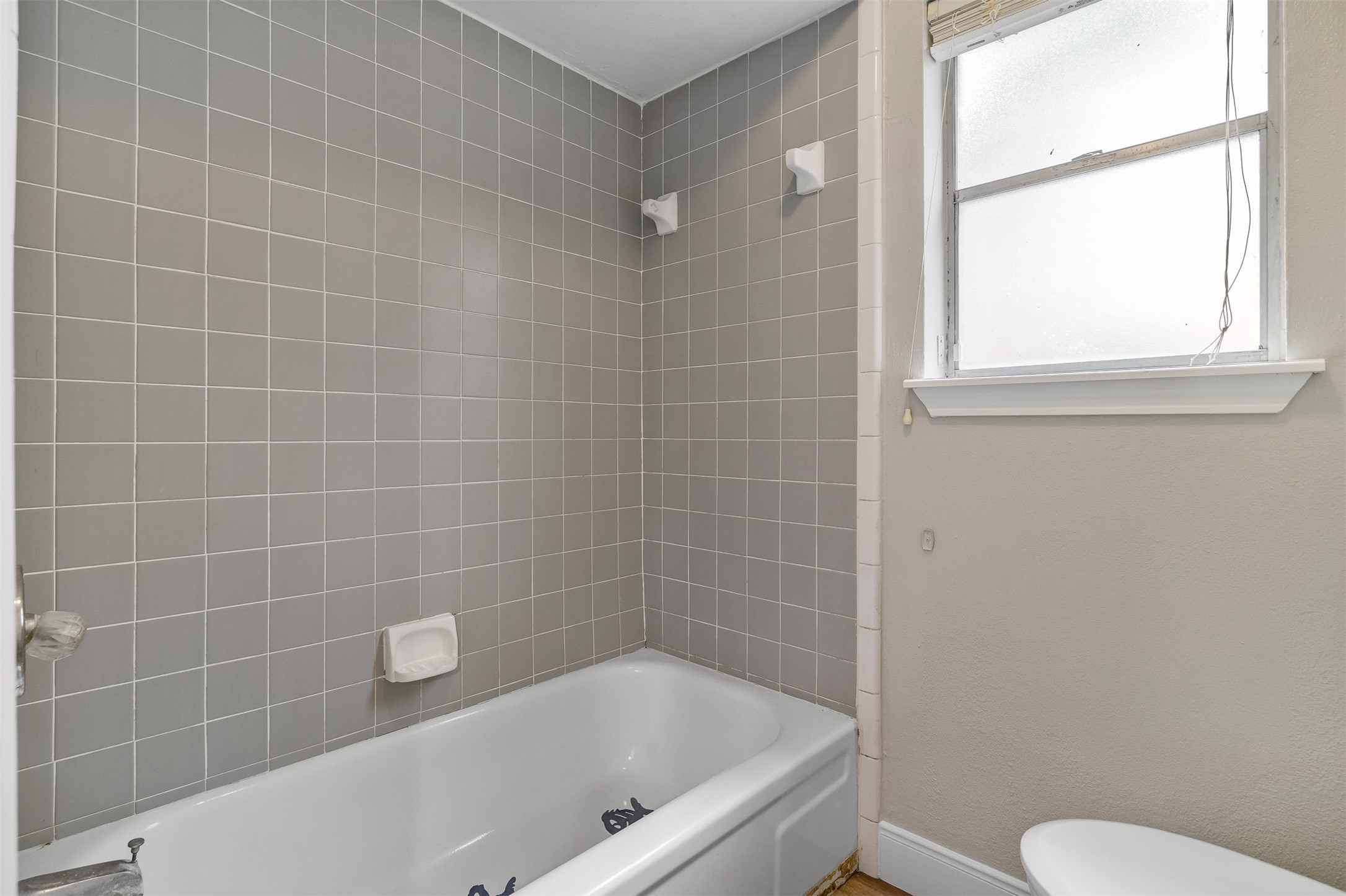 25519 Many Oak Drive Spring, TX 77380 - Photo 28 of 33 a view of a bathroom with a tub