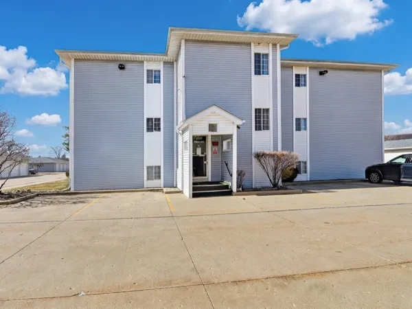 $100,000 | 3130 West Monroe Street, Unit 201, Waukegan, IL 60085