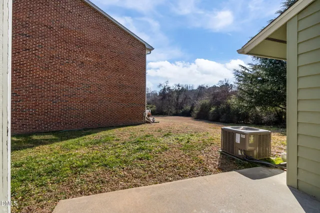 a view of a backyard