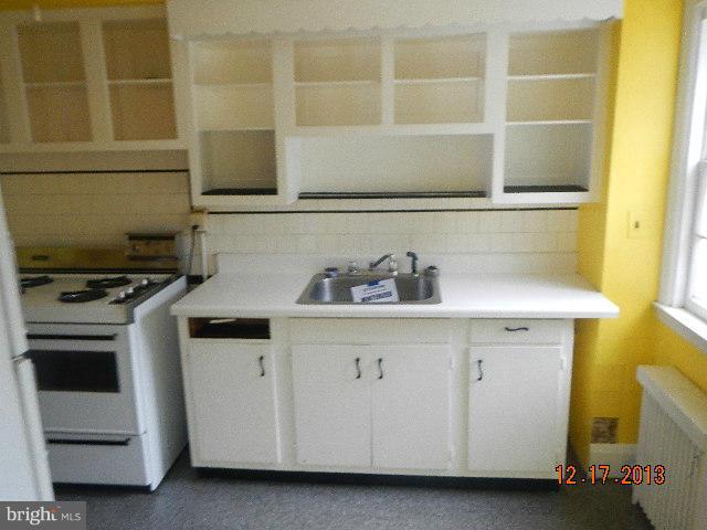 12 North Belle Grove Road Baltimore, MD 21228 - Photo 5 of 9 Kitchen