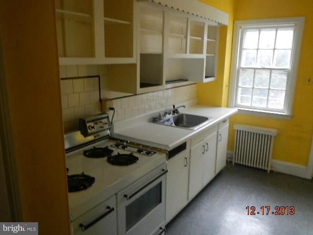 12 North Belle Grove Road Baltimore, MD 21228 - Photo 6 of 9 Kitchen
