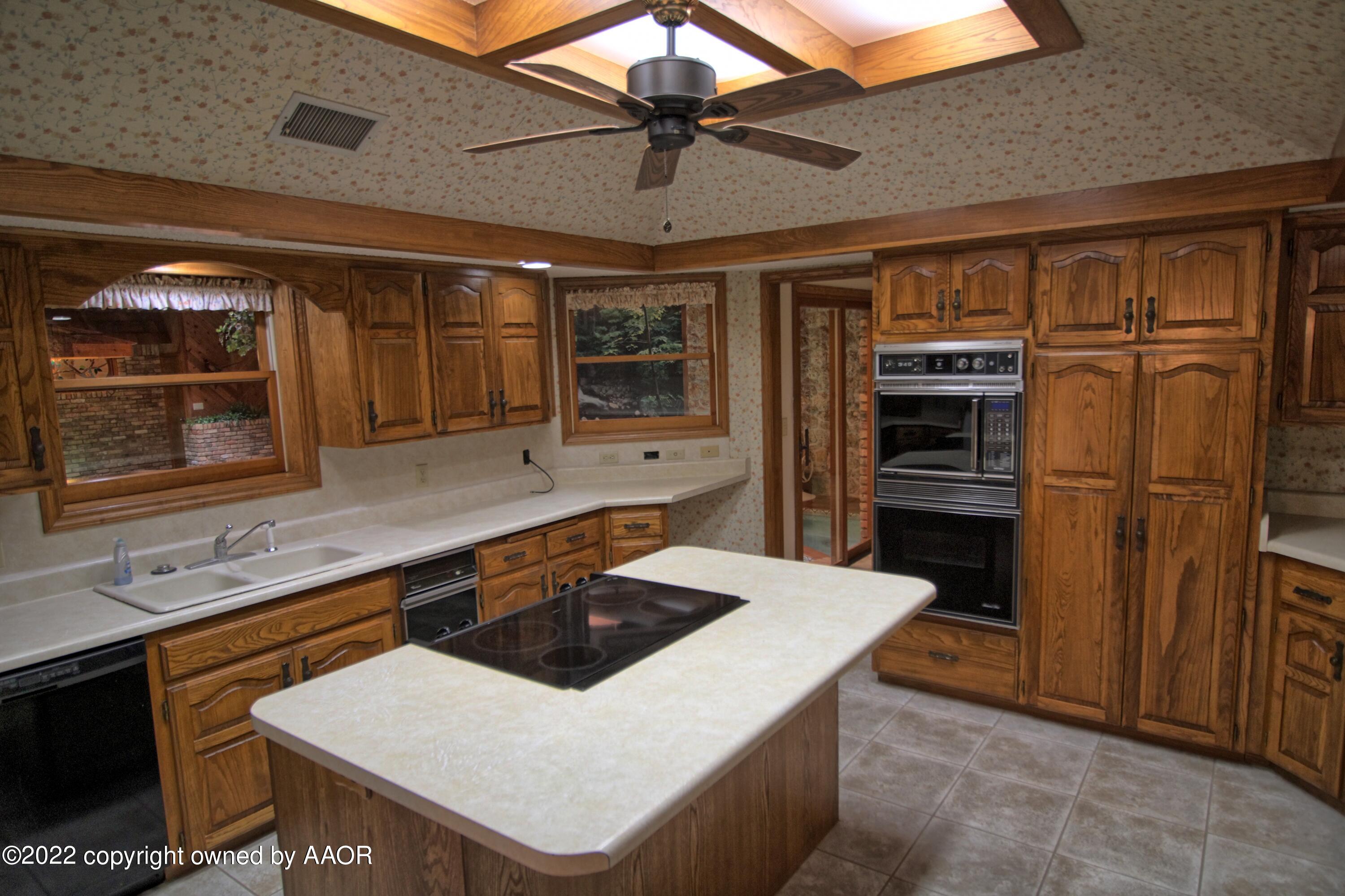 12475 Spur 192 Perryton, TX 79070 - Photo 11 of 21 Spur 192 kitchen