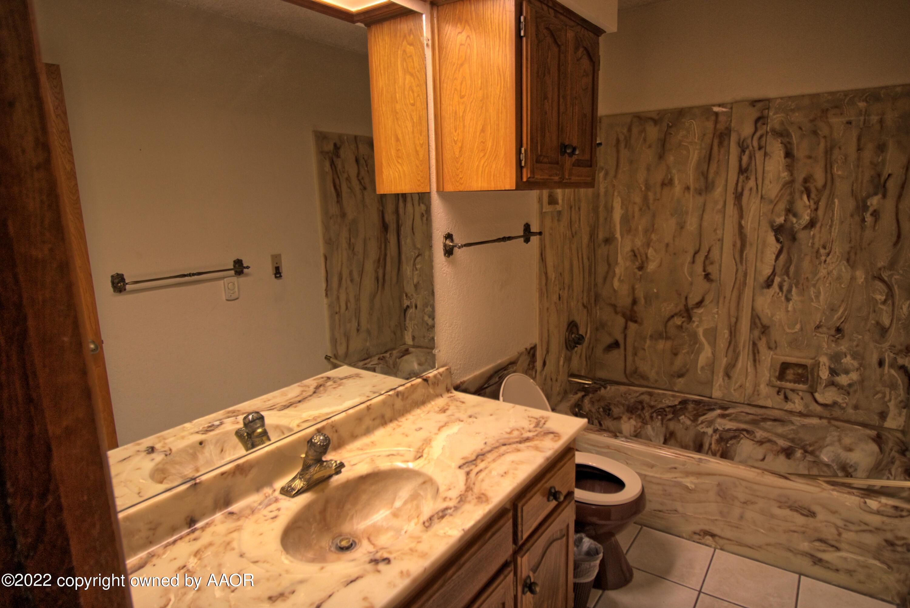 12475 Spur 192 Perryton, TX 79070 - Photo 15 of 21 Spur 192 guest bath 2