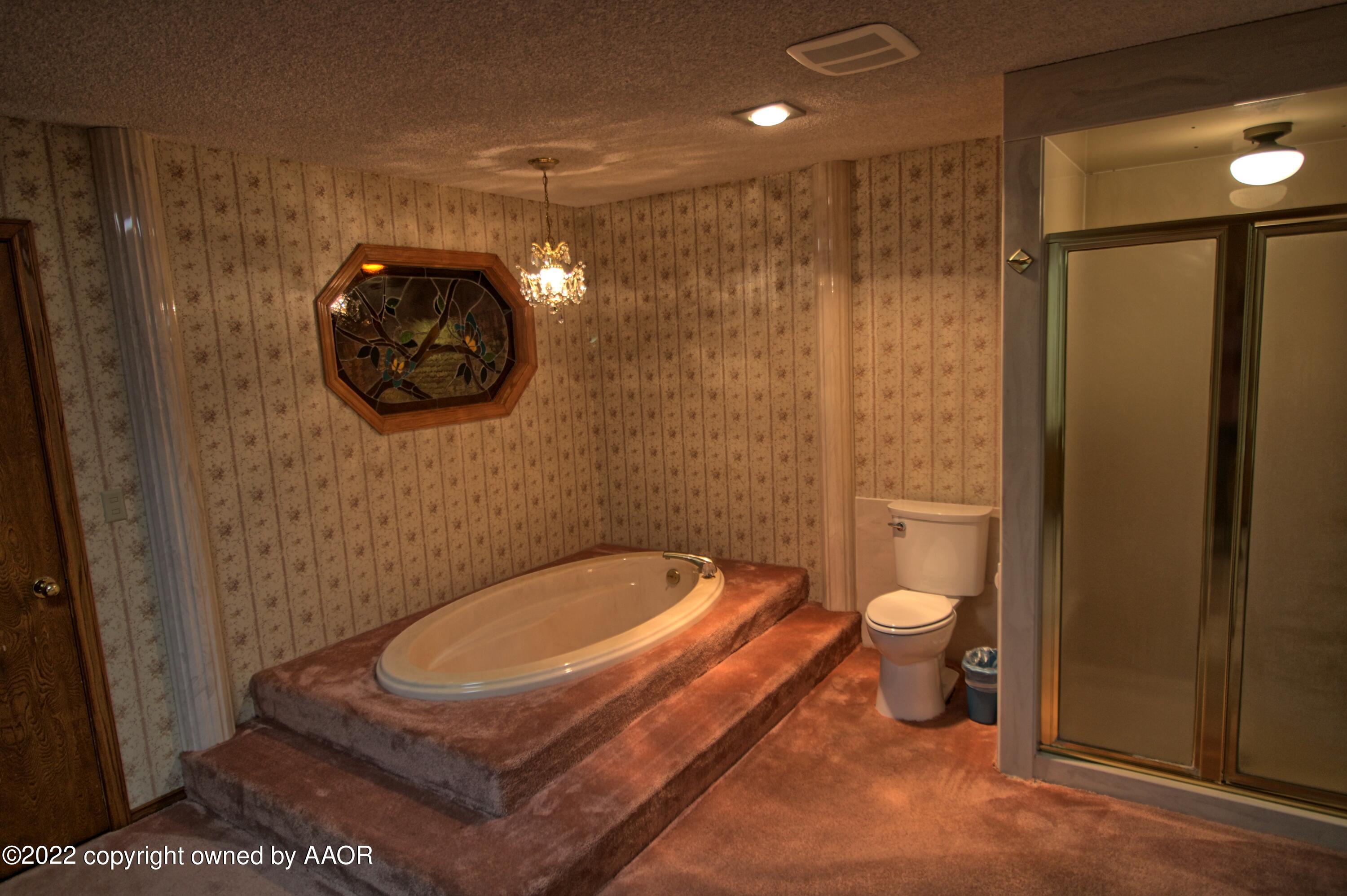 12475 Spur 192 Perryton, TX 79070 - Photo 17 of 21 Spur 192 primary bathroom