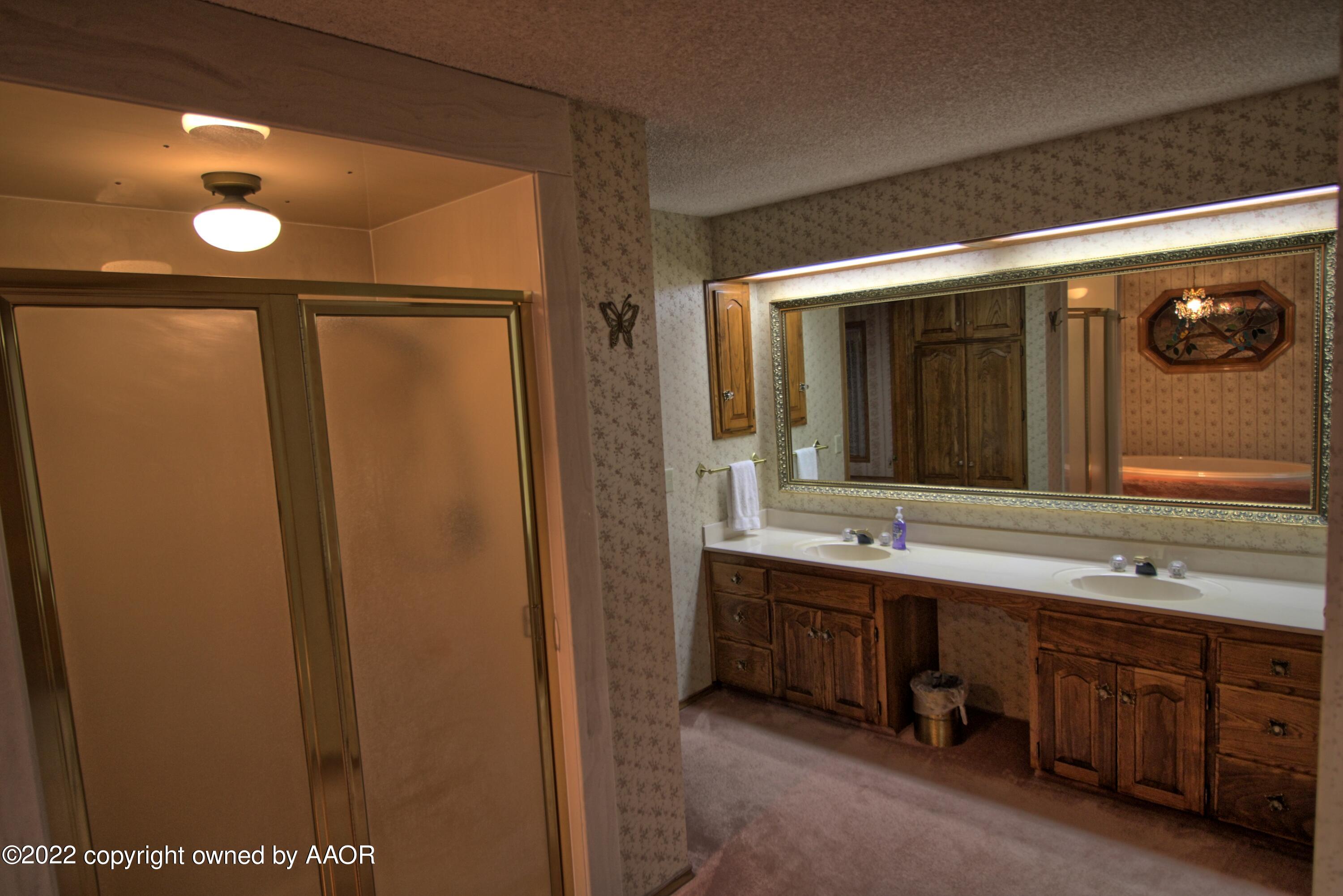 12475 Spur 192 Perryton, TX 79070 - Photo 18 of 21 Spur 192 primary bathroom 2