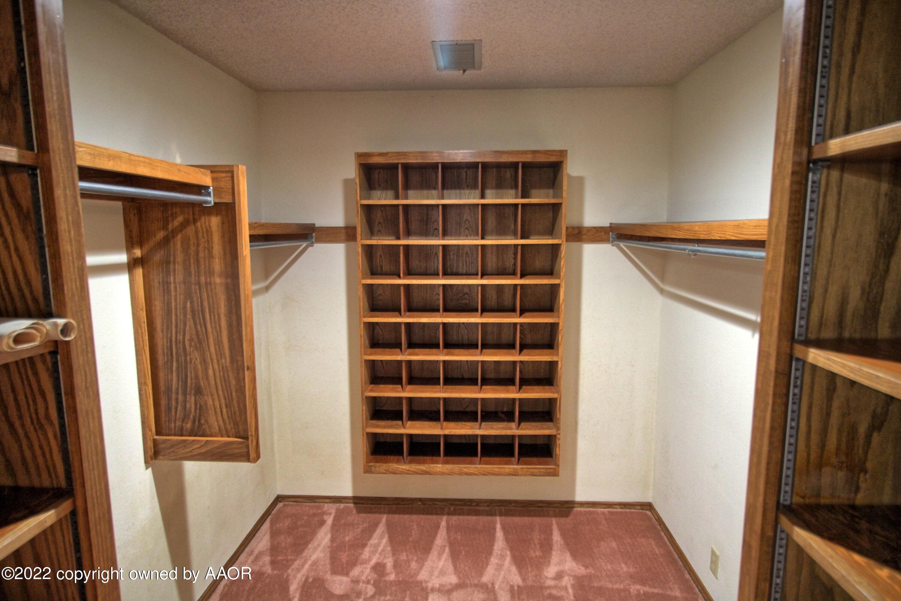 12475 Spur 192 Perryton, TX 79070 - Photo 20 of 21 Spur 192 primary closet