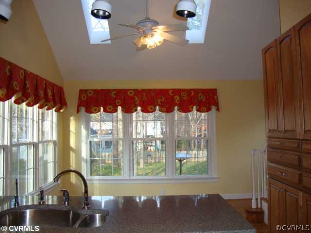 Breakfast Nook - Light and bright morning room or