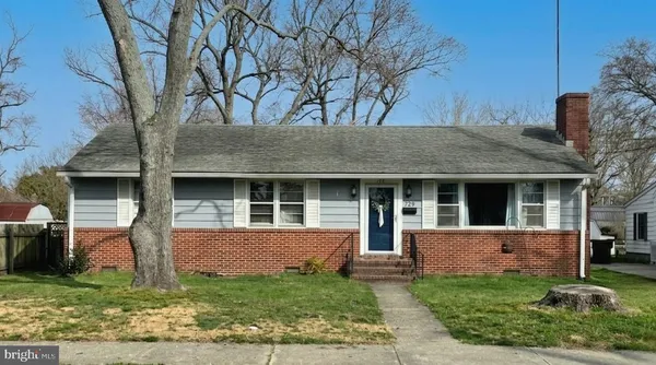 a view of front of a house with a yard