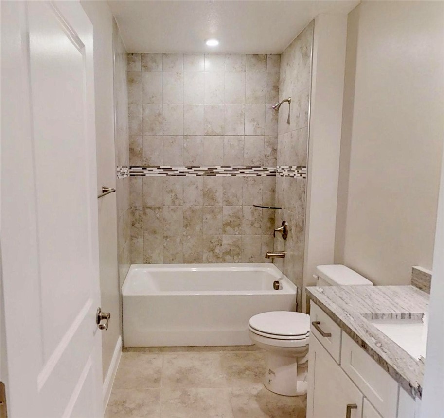 418 Easy Street Sebastian, FL 32958 - Photo 22 of 34 a bathroom with a toilet a sink and a bathtub