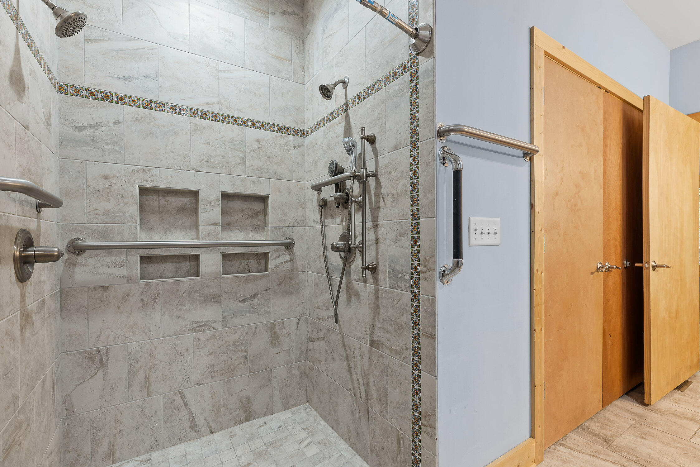 7302 Moses Road Hixson, TN 37343 - Photo 27 of 35 Roll in shower