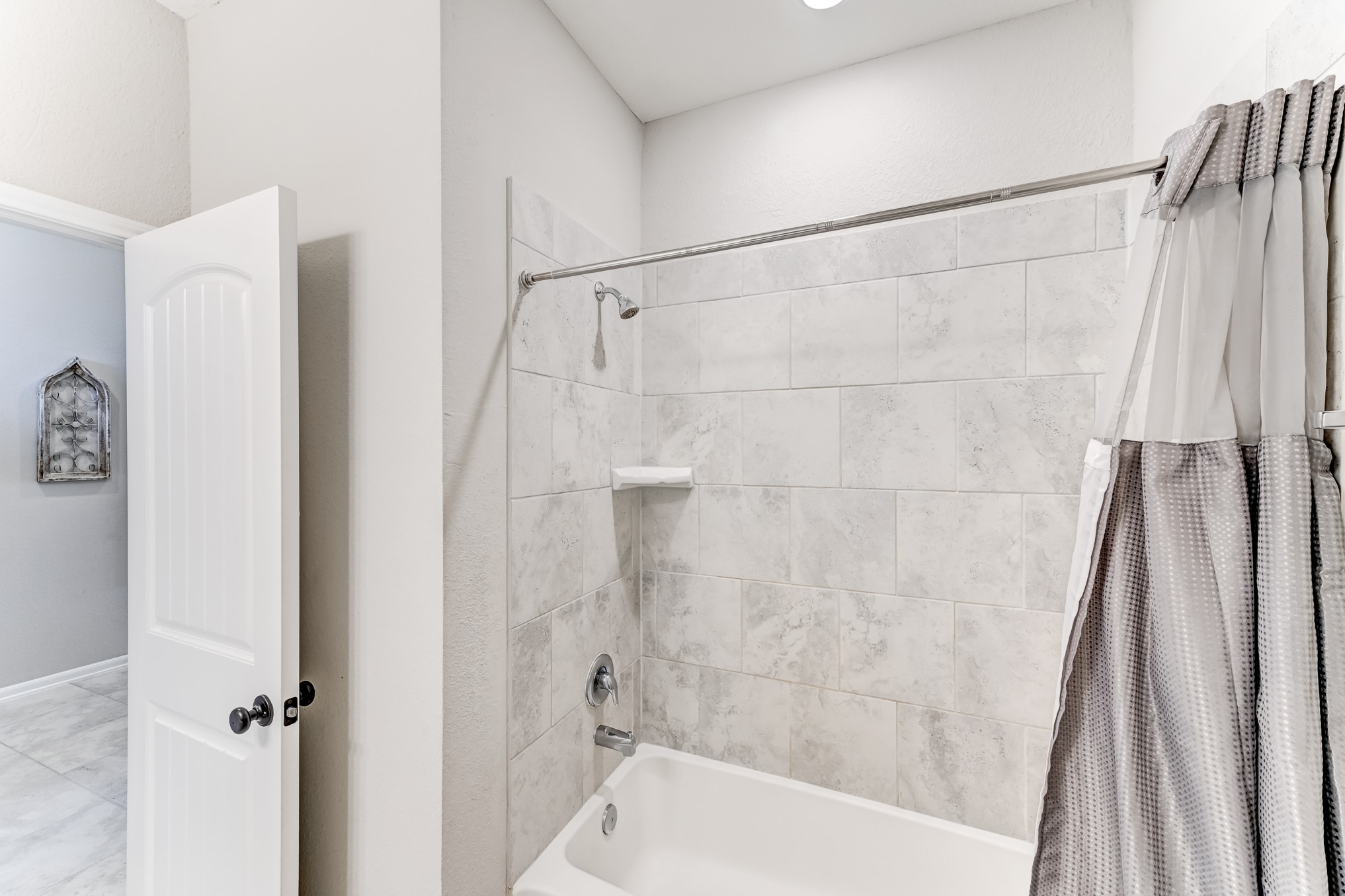 25307 Champion Ridge Court Katy, TX 77493 - Photo 36 of 48 Second full bathroom
