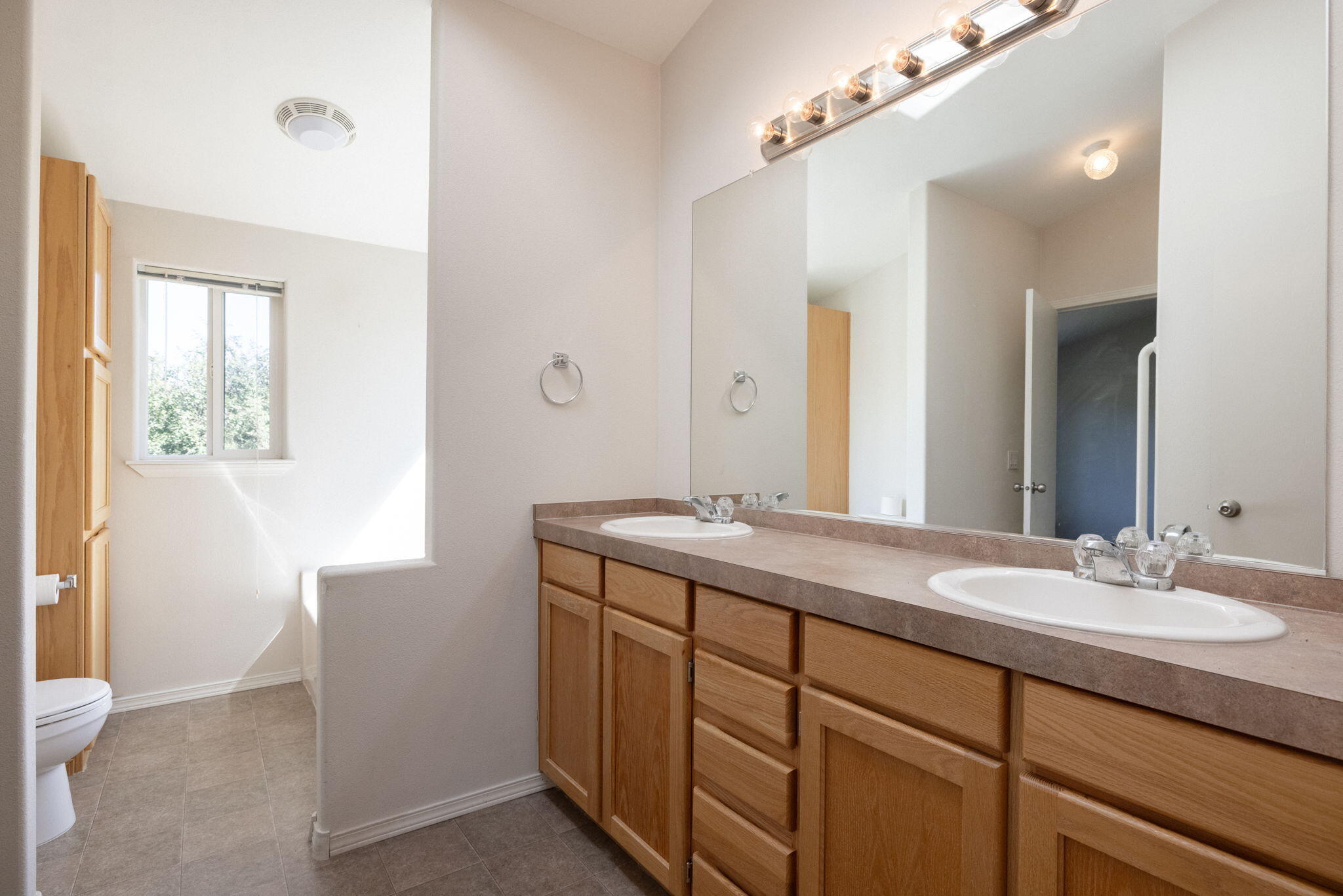 11311 Fleming Road Powell Butte, OR 97753 - Photo 42 of 58 Primary suite bathroom