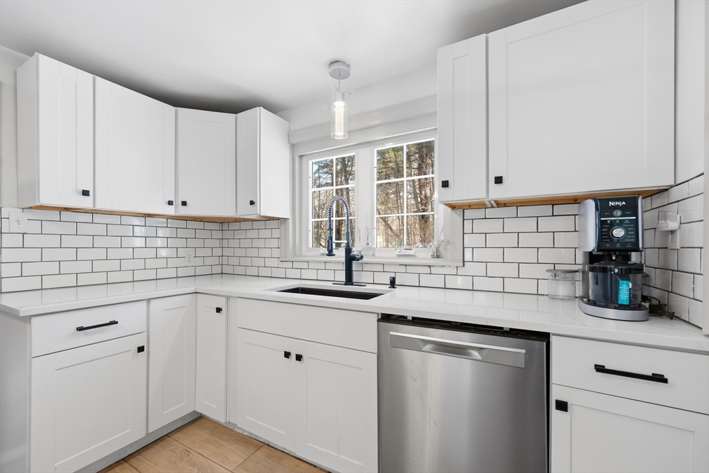 1962 Allen Street Springfield, MA 01118 - Photo 9 of 33 Gallery Image 9