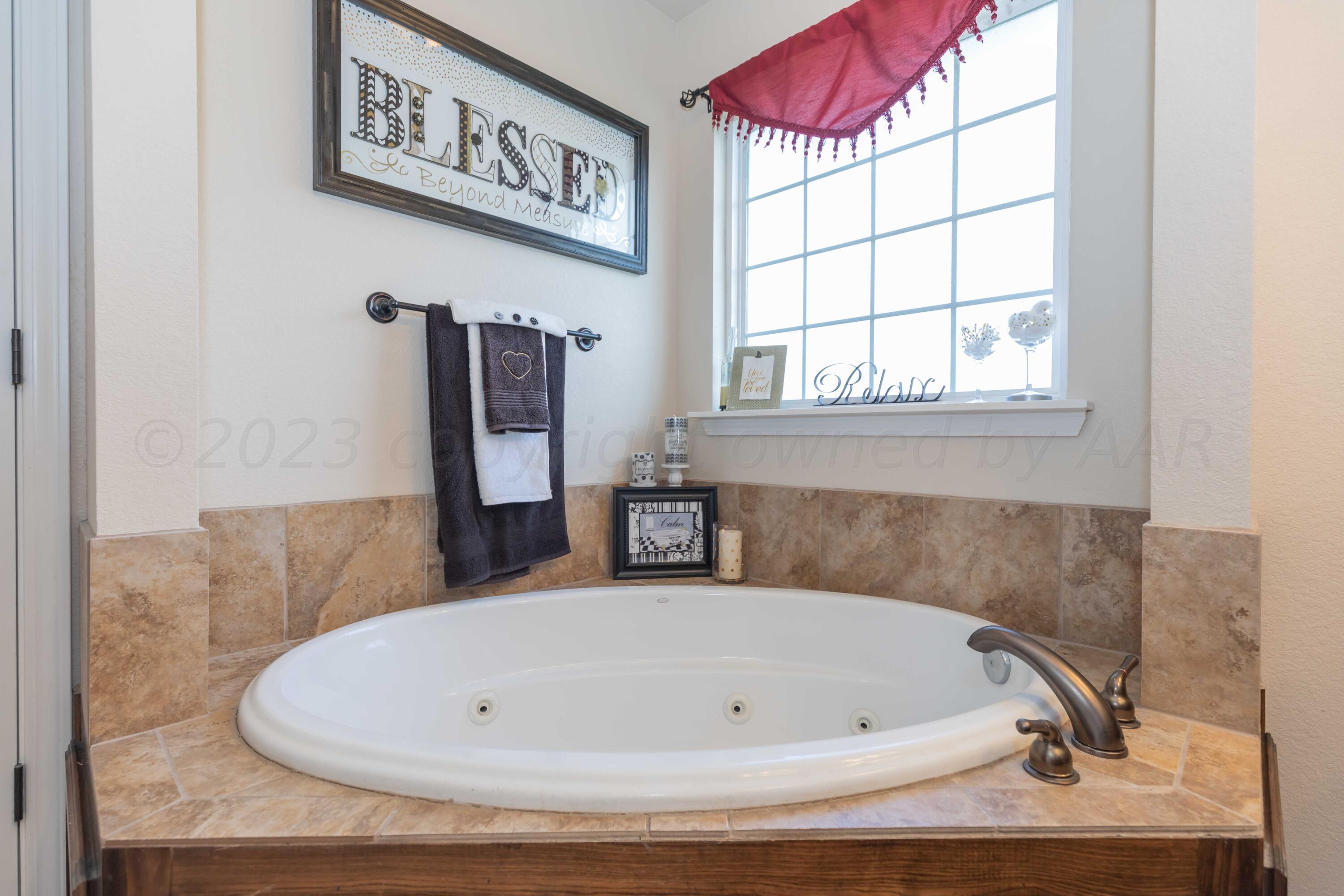 5904 South Rusk Street Amarillo, TX 79118 - Photo 25 of 49 a bathroom with bathtub and window