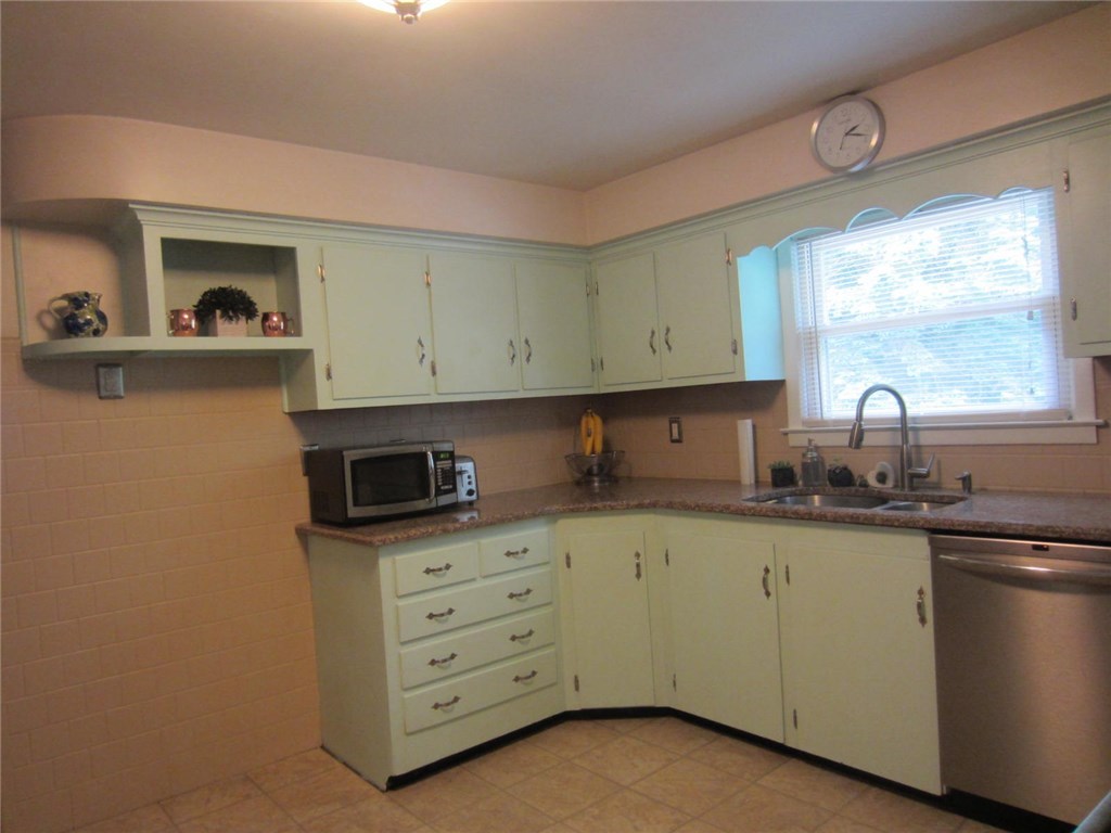 112 New Road East Providence, RI 02916 - Photo 14 of 37 Gallery Image 14