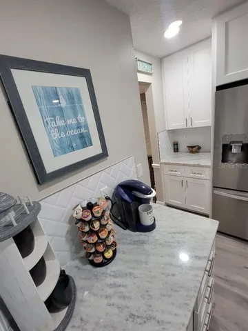 a front view of a mirror