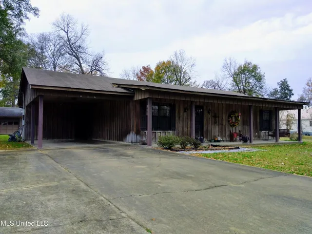 $127,500 | 207 North Fulton Avenue, Isola, MS 38754