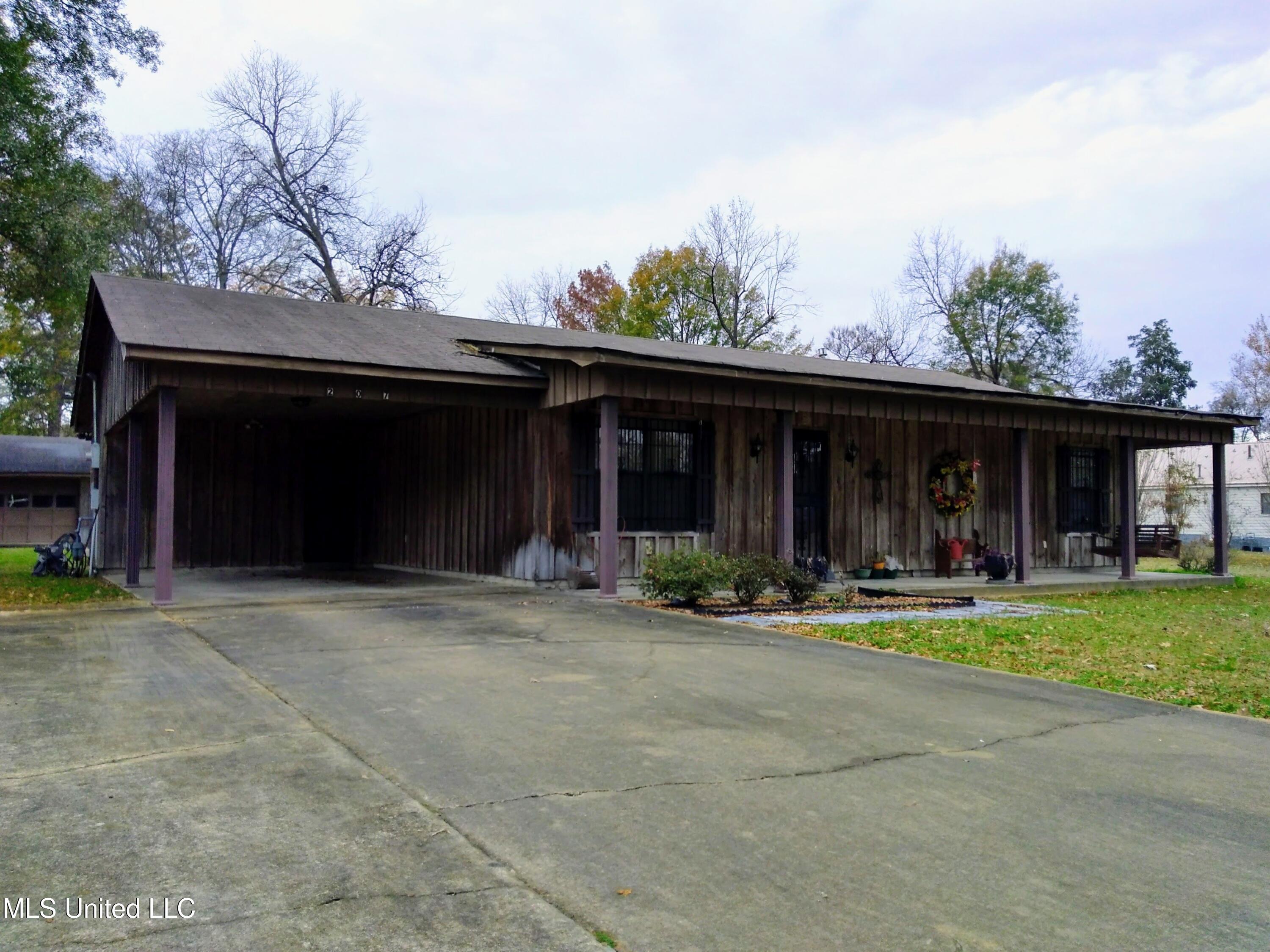 207 North Fulton, Isola, MS