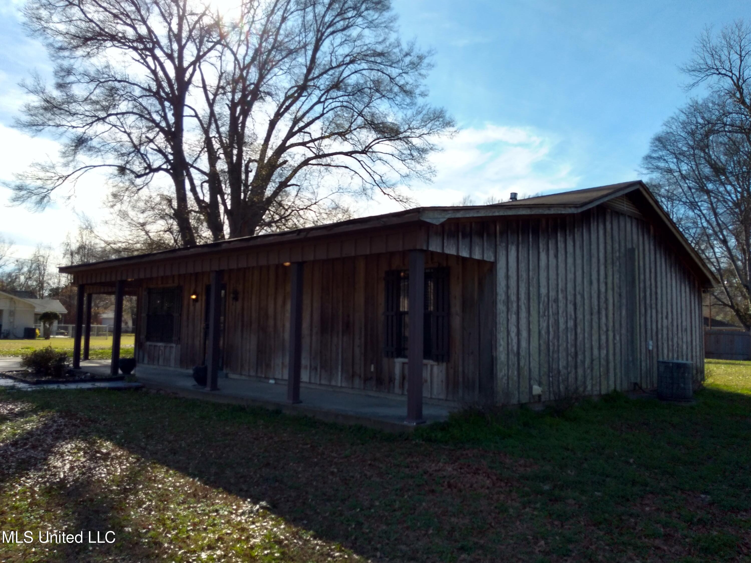 207 North Fulton Avenue Isola, MS 38754 - Photo 2 of 40 IMG_20260113_135852278_HDR