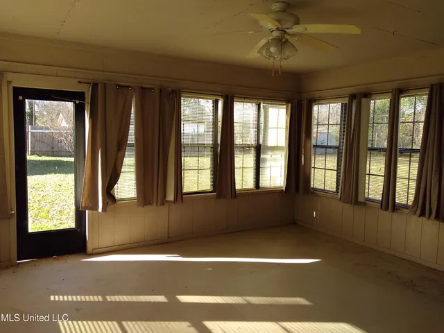 $127,500 | 207 North Fulton Avenue, Isola, MS 38754