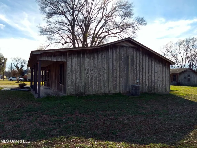 $127,500 | 207 North Fulton Avenue, Isola, MS 38754