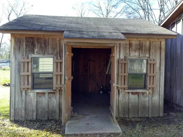 $127,500 | 207 North Fulton Avenue, Isola, MS 38754