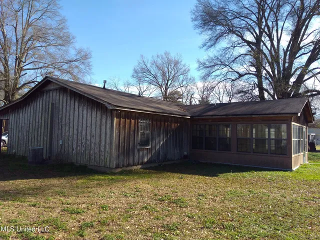 $127,500 | 207 North Fulton Avenue, Isola, MS 38754