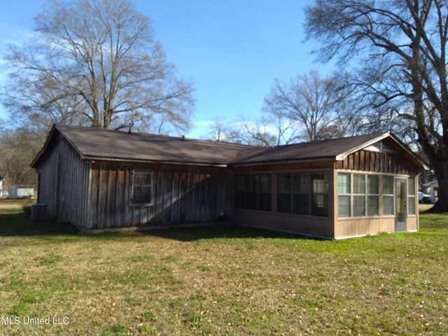 $127,500 | 207 North Fulton Avenue, Isola, MS 38754