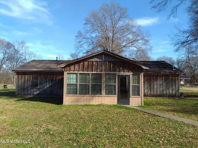 $127,500 | 207 North Fulton Avenue, Isola, MS 38754